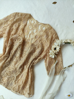 Imagem do Blusa bege de renda romântica - M