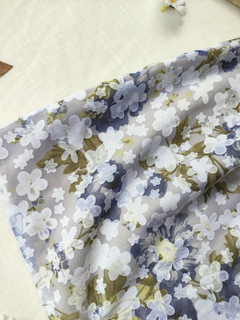 Vestido midi tubinho voil estampado bege/azul floral - M na internet