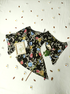 Blusa social preta floral assimétrica flares - G
