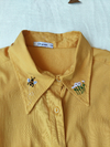 Camisa boneca mostarda bordado a`mão abelha e margaridas - G - comprar online