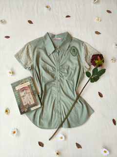 Camisa verde social boneca com bordado de rosa rococó - M - comprar online