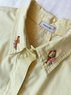 Vestido chemise amarelinho bordado rococó - G - comprar online