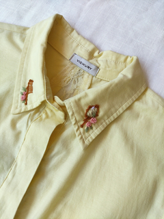 Vestido chemise amarelinho bordado rococó - G