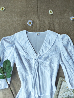 Camisa branca vintage bordada com fitinhas Delano - P na internet