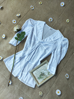 Camisa branca vintage bordada com fitinhas Delano - P na internet