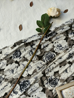 Saia midi vintage branca/preta e cinza floral - P/M - Themargare
