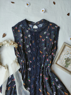 Blusa estilo vintage marinho floral com rendinhas - 52 - Themargare