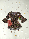 Blusa preta floral mangas flares - G