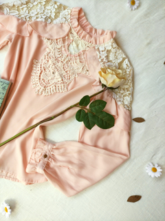 Camisa rose princesa com renda e frufru - M na internet
