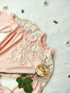Camisa rose princesa com renda e frufru - M na internet