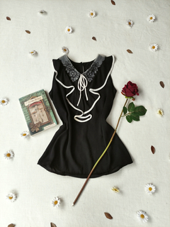 Blusa preta com golinha de voil bordada - P