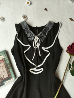 Blusa preta com golinha de voil bordada - P - Themargare