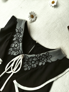 Blusa preta com golinha de voil bordada - P - comprar online