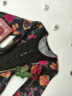 Blusa preta floral de voil Golden - P - comprar online