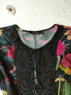 Blusa preta floral de voil Golden - P na internet