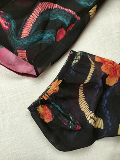 Imagem do Blusa preta floral de voil Golden - P