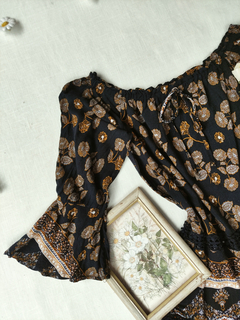 Blusa preta/mostarda floral ciganinha - P - loja online