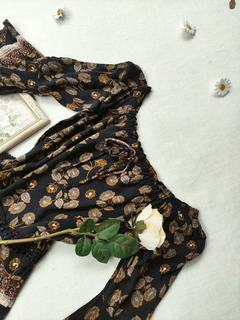 Blusa preta/mostarda floral ciganinha - P - comprar online