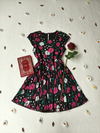 Vestido preto floral de saia plissada boneca - P