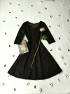 Vestido midi preto de renda evasê - P
