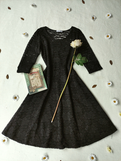 Vestido midi preto de renda evasê - P
