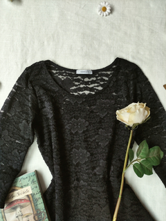 Vestido midi preto de renda evasê - P - Themargare