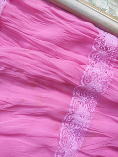Saia midi rosa amassadinha com rendinhas - M - loja online