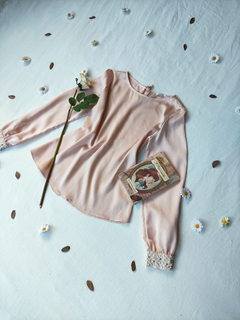 Camisa rose acetinada punhos de pérola - M na internet
