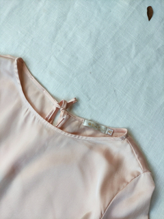 Camisa rose acetinada punhos de pérola - M - Themargare