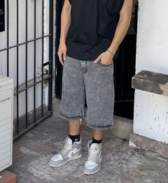 Bermuda baggy gris desflecado