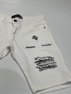 Bermuda blanca con bordados en internet