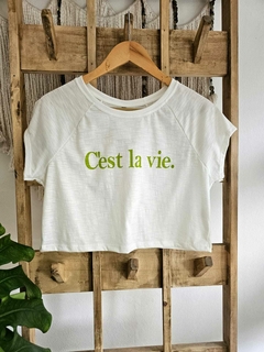 Remera C´est La Vie Blanca (efectivo/transferencia $11.475) - comprar online