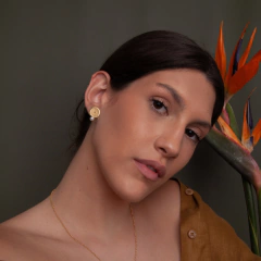 mulher usando brinco circular em prata com banho de ouro e pérola natural 