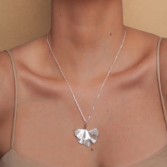 colo feminino com colar de prara inspirado nas folhas de ginkgo biloba