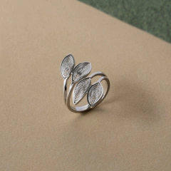 Anel feminino em prata com design de folhas em filigrana legítima