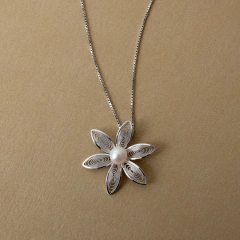 Colar flor em filigrana e pérola - comprar online