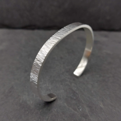 Bracelete martelado linhas