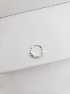 Piercing fino rendinha cravejada