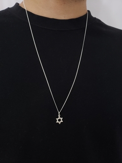Cordão com pingente estrela de Davi