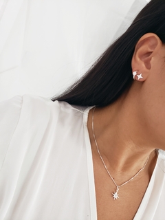 Argola com detalhe em zircônia redonda - comprar online