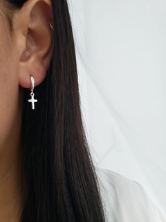 Argola click unissex cravejada 10mm com pingente de cruz lisa - comprar online