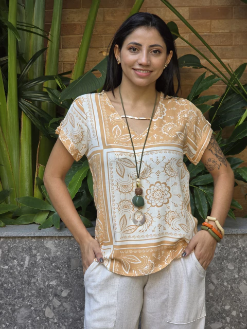 Blusa MM Manga Curta com Botão 21097 - Estampada - fundo bege - comprar online