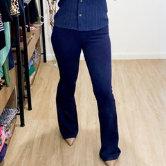 Calça Flare Com botões