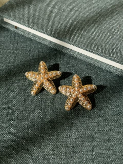 Brinco estrela cravejado em pérolas