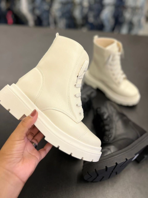 BOTA COM SALTO BAIXO