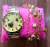 RELOGIO FEMININO DOURADO CAIXA ROSA E PULSEIRA BRINDE