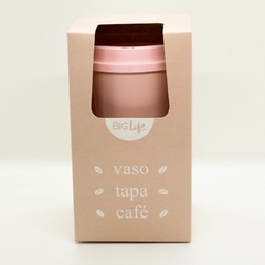 Vaso Rosa con tapa café y packaging