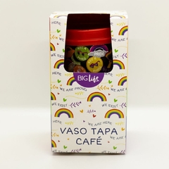 Vaso LGBT con tapa café y packaging