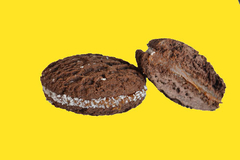 Alfajor de algarroba relleno de dulce de leche - Breadnet
