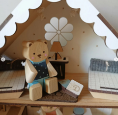 Casita Viajera Waldorf Madera Artesanal Muñequitos X2 - Accesibble
